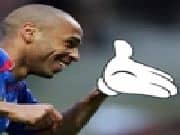 Recordamos la mano de Thierry Henry